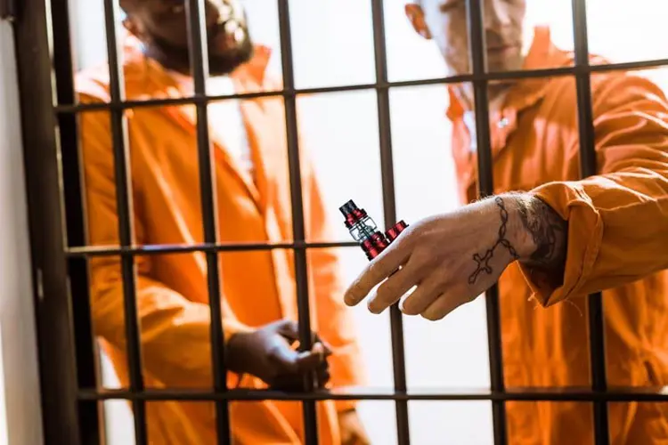 Vaping in prison_boxmod