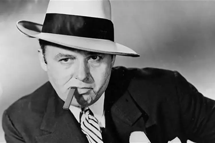chicago-flavor-ban-al-capone-vaping-on-juul